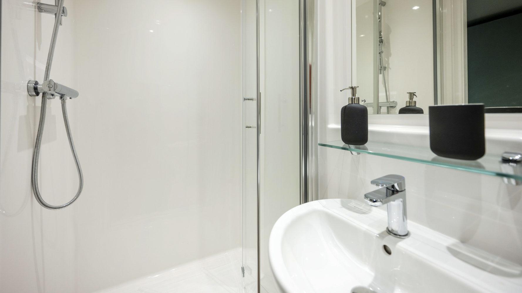 Ensuite Rooms – Centre Court